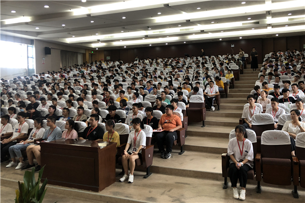 本科部全体师生认真聆听_副本.jpg