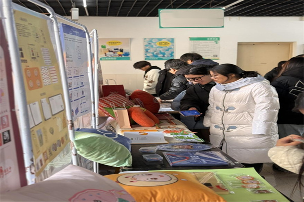 学生观展.jpg