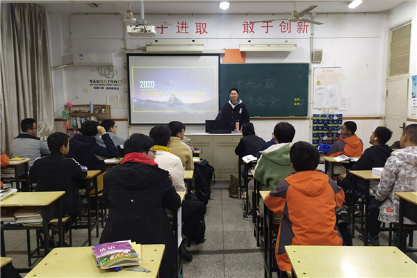 各团支部开展学习会1_副本.jpg