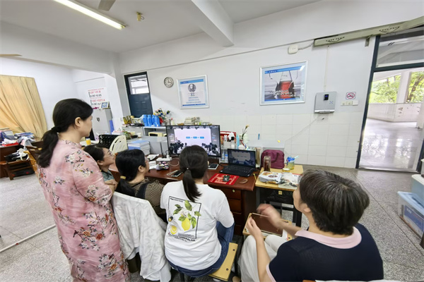 8教师在办公室看直播.jpg