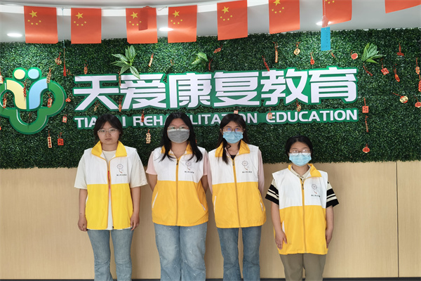 志愿者合影留念.jpg