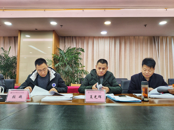 检查组查阅资料.jpg
