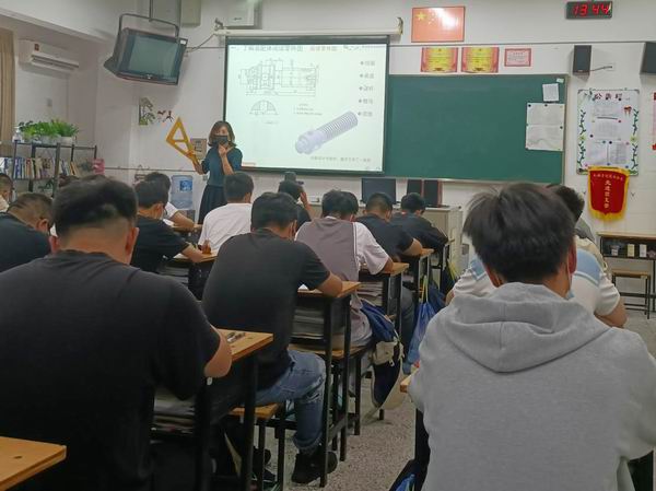 2听课场景.jpg