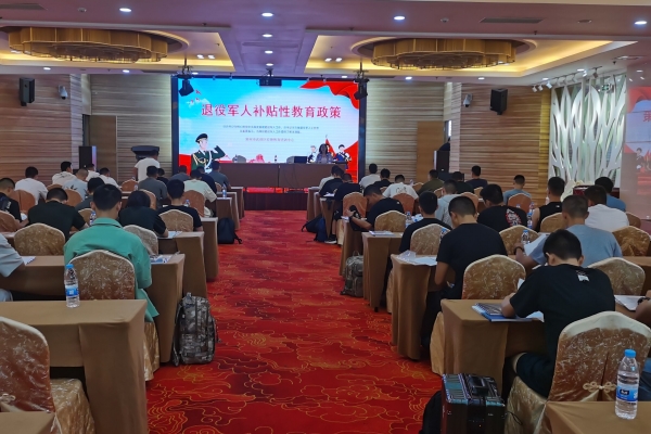 （老师认真授课）.jpg