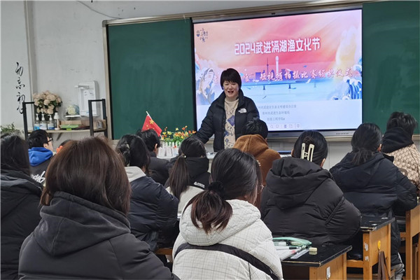 1张宏副院长主持颁奖仪式.jpg