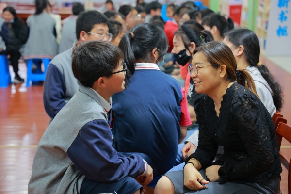 家长和学生积极互动.JPG