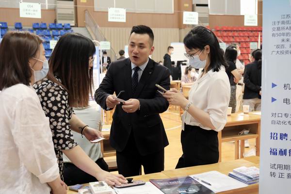 4学生与企业代表现场洽谈.JPG