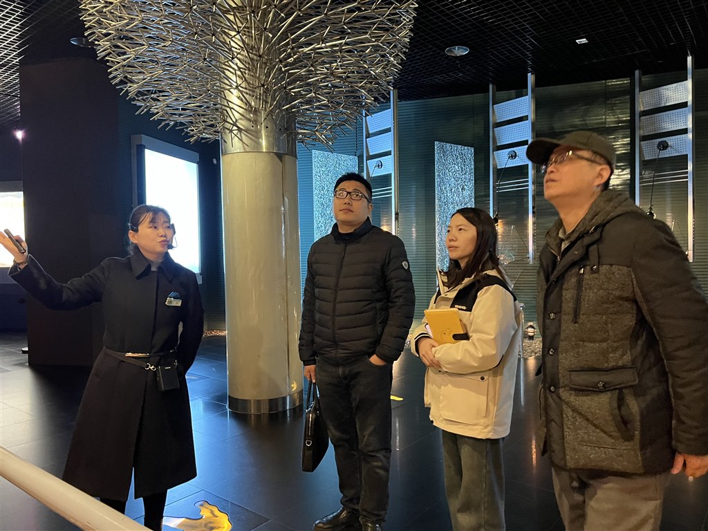 1参观科普基地.JPG