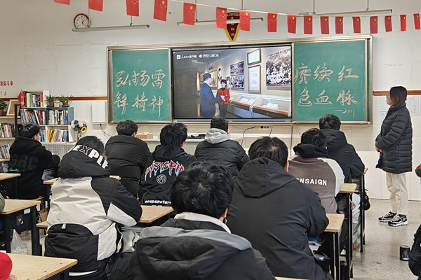 21111班读党报活动照片_副本.jpg