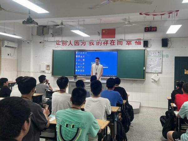 学生发言.jpg