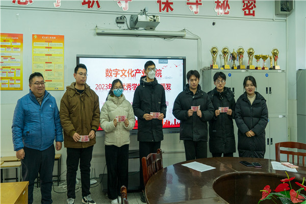 王江东主任和巢卉绮经理与优秀学生合影.jpg