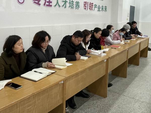 5党员教师学习中.JPG
