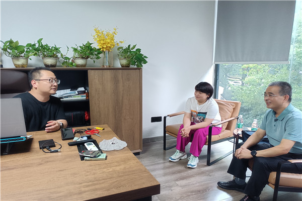 学院领导与袁总深入交流.jpg