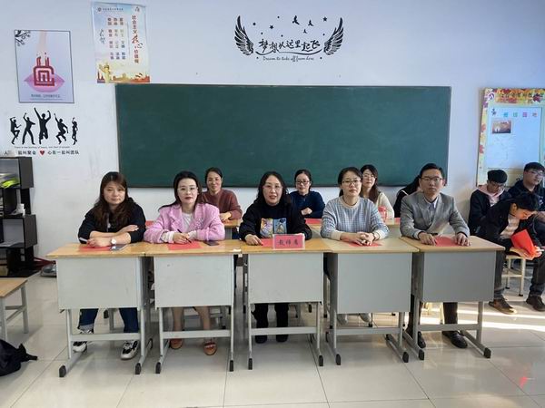 观摩主题班会.jpg