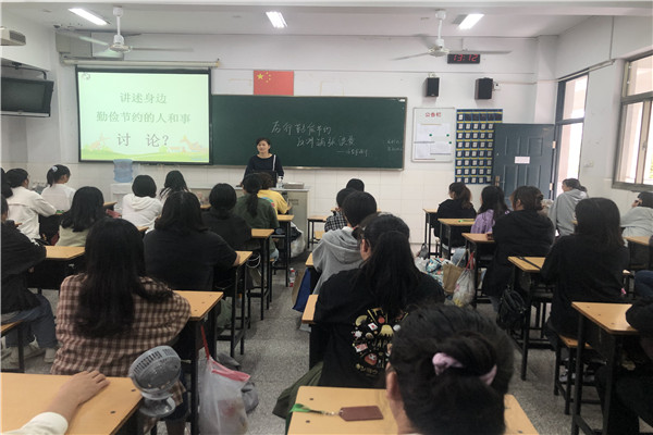 班会课现场二_副本.jpg