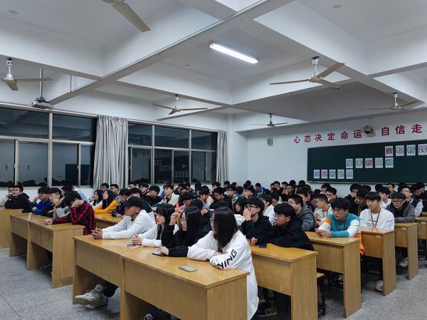 机械工程学院全体舍长认真听讲.jpg