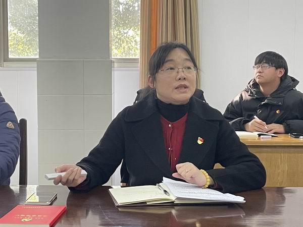 4支部副书记羌华主持.JPG