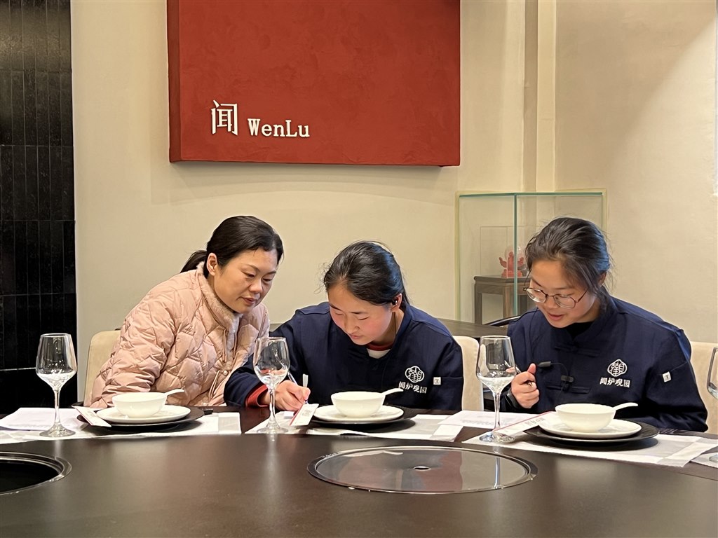班主任和学生交流1.JPG