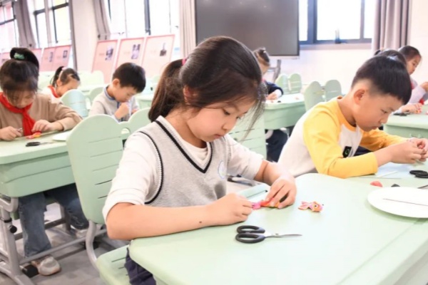 6学生认真创作.jpg