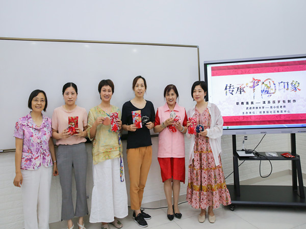 优秀学员领奖.jpg