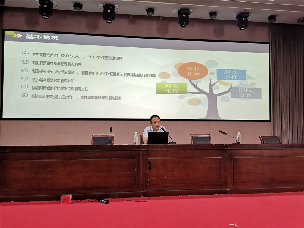 唐杰副院长作专业介绍.jpg