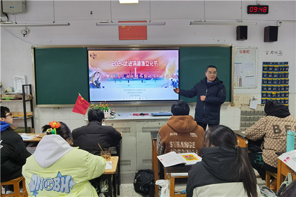 4吴仁玉院长勉励同学.jpg