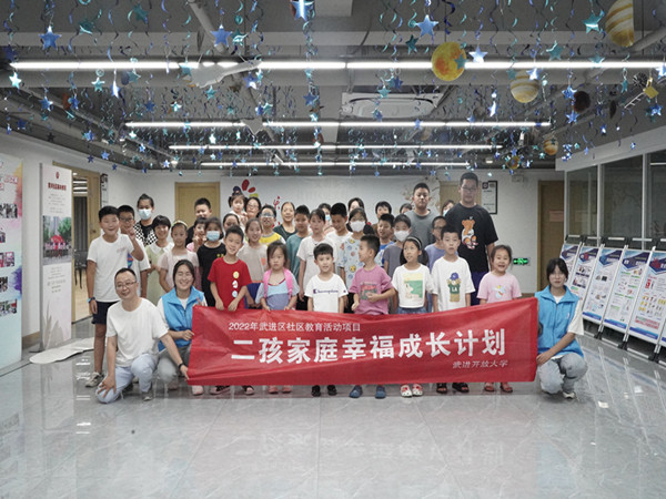 参与讲座志愿者与小朋友合影.JPG