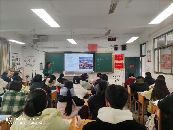 杨振芳老师上课照片.jpg