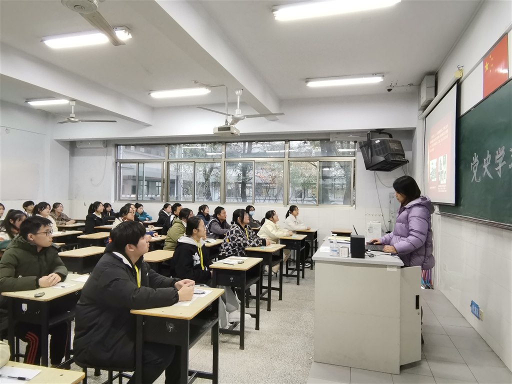 同学们认真学习.jpg