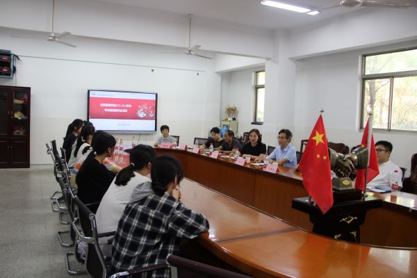 学生座谈1.jpg