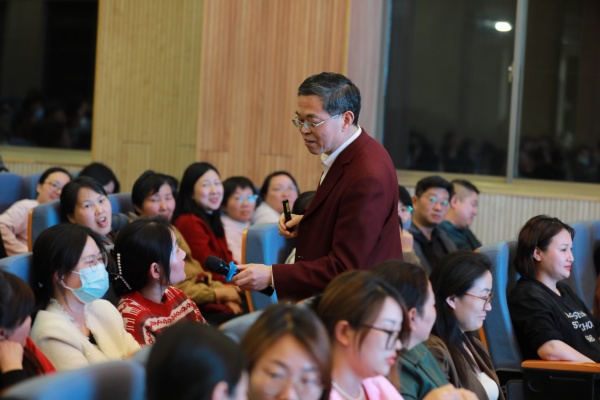 顾校长和家长们互动.jpg