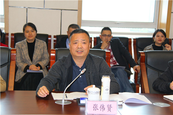 5张伟贤对海门中专优美的校园环境和工作业绩表示了赞赏.jpg