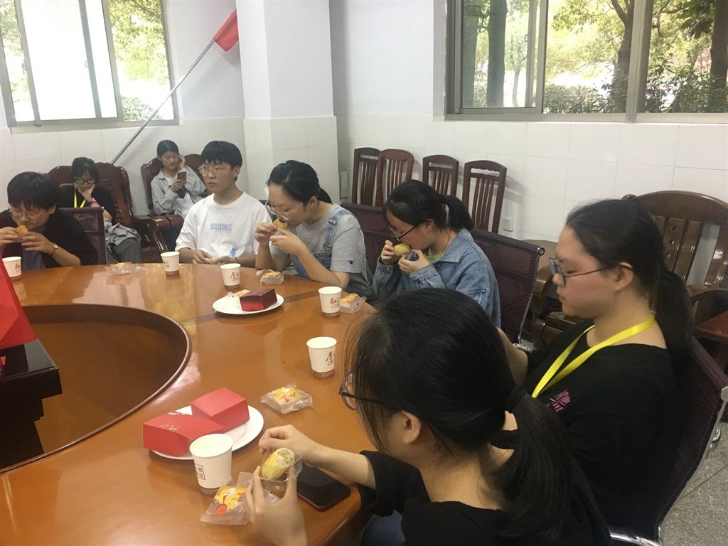 品鉴月饼.jpg