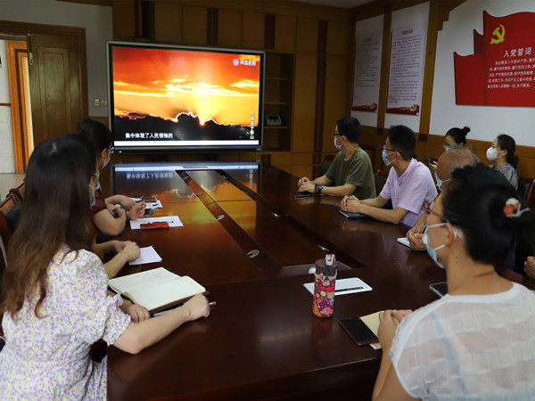 老师们积极学习.JPG