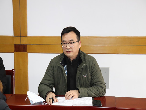 吴文杰院长主持会议.jpg