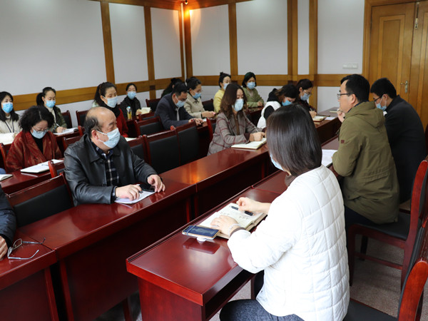 老师们认真学习.jpg