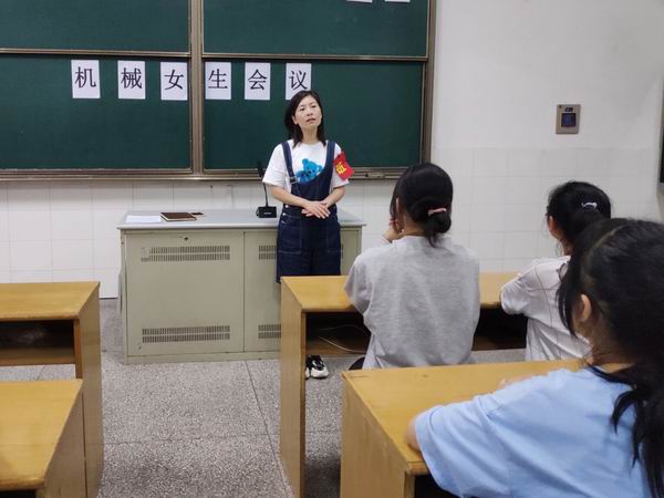 姚文玲副科长主持会议.jpg