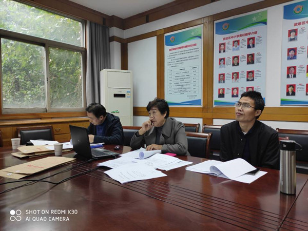 聆听学生线上答辩.jpg