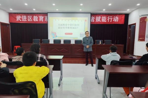 1庄敏老师授课中.jpg