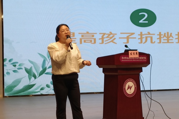 2老师授课中.jpg