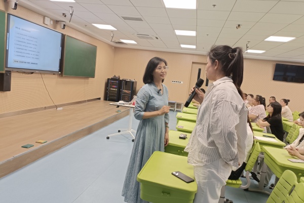 1老师演讲中.jpg