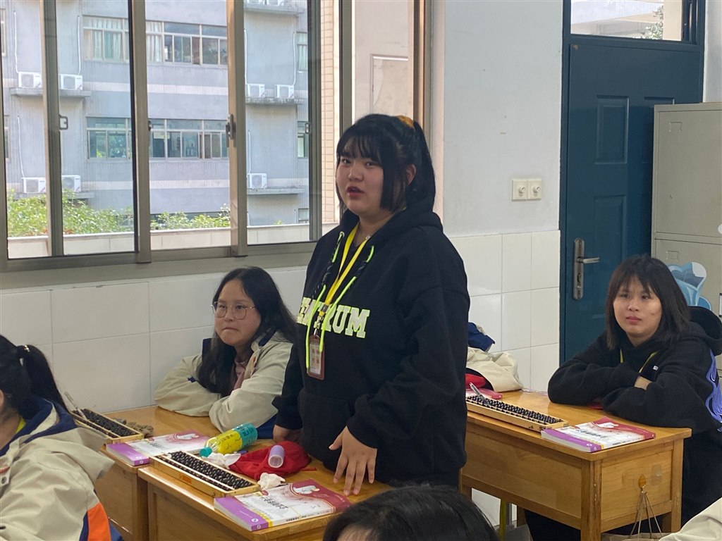 同学们积极回答问题.jpg