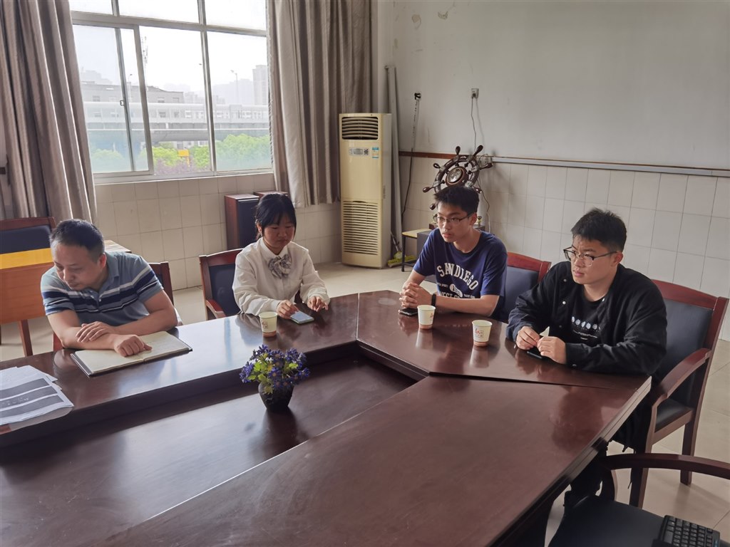 学生座谈讲话.jpg