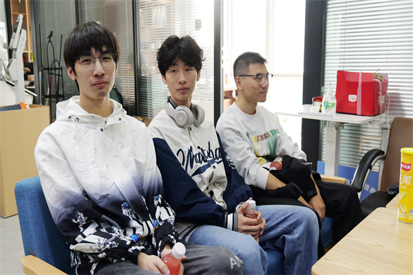 几位同学对未来满怀憧憬，信心满满.jpg