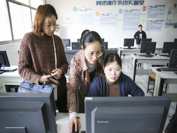 成教科科长胡燕君指导学员选课缴费.jpg