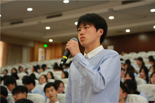 11学生访谈.jpg