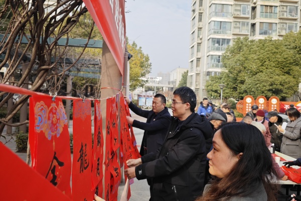 行政第二党支部党员在做志愿者.jpg