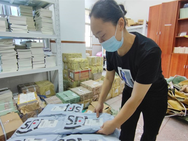许香俊老师在整理学员教材.jpg