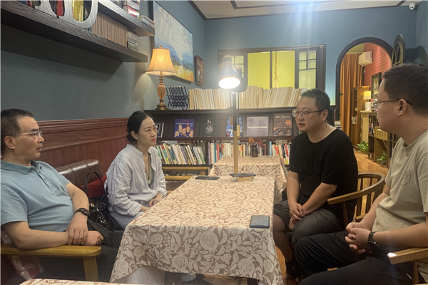 学院领导与袁总深入交流2.jpg