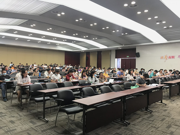 学员听讲.jpg